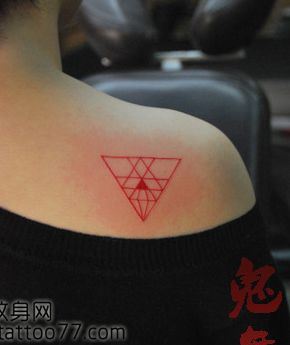 一幅流行另类的三角形纹身图案