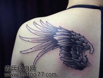 美女背部流行好看的翅膀纹身图案