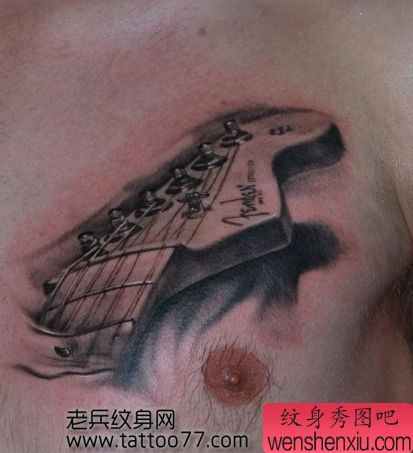 胸部经典的贝斯纹身图案