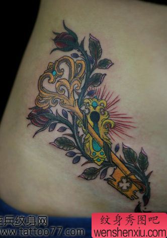 美女腹部好看的钥匙纹身图案