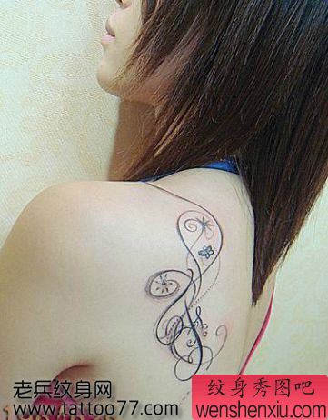 美女背部唯美的藤蔓纹身图案