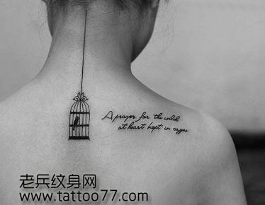 背部唯美的鸟笼字母纹身图案