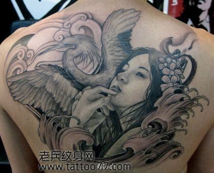 一幅背部古典美女白鹤纹身图案