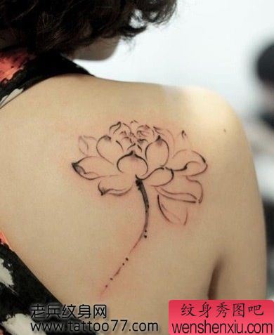 流行经典的美女背部莲花纹身图案