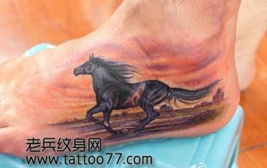 另类的脚部马纹身图案