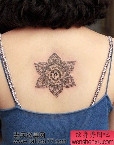 美女背部印度图腾纹身图案