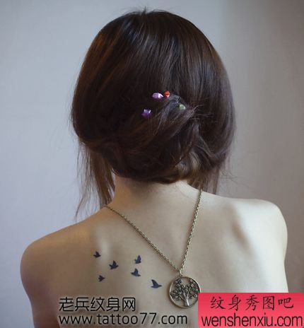 美女背部流行时尚的图腾小鸟纹身图案
