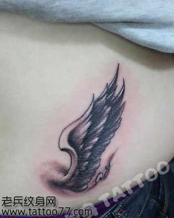 美女腰部唯美的翅膀纹身图案