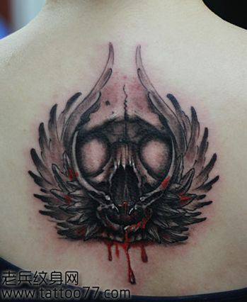 背部流行经典的翅膀骷髅纹身图案