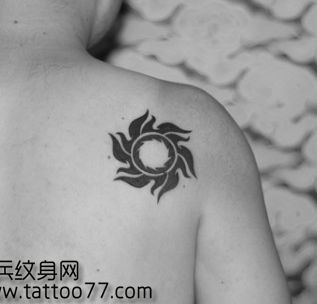 背部经典流行的图腾太阳纹身图案