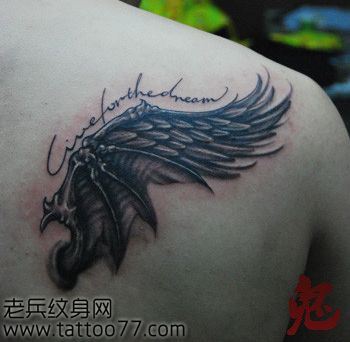 背部另类经典的翅膀纹身图案