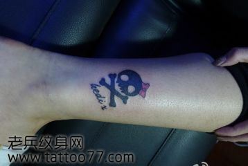 美女腿部可爱的图腾骷髅纹身图案