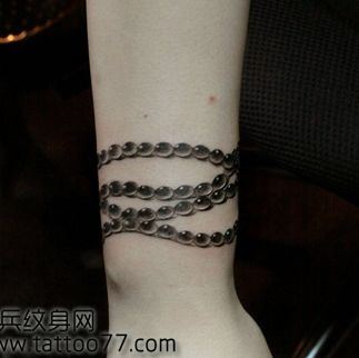 手臂精美的手链纹身图案