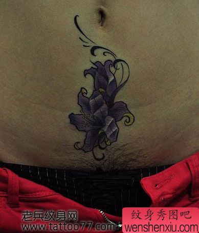 腹部彩色百合花纹身图案