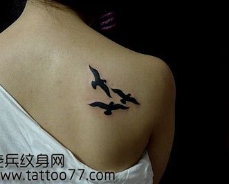 美女背部流行的图腾小鸟纹身图案