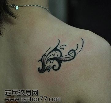 美女背部流行精美的图腾纹身图案