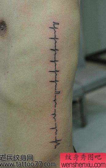 流行另类的侧腰心电图纹身图案