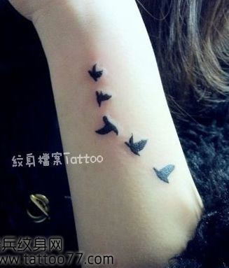 手臂流行精美的图腾小鸟纹身图案