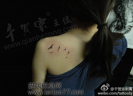 美女背部经典时尚的图腾小鸟纹身图案