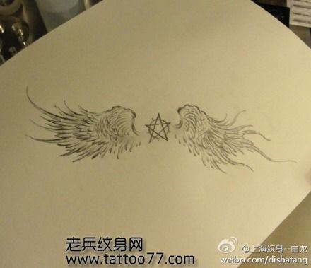 一幅流行经典的翅膀五芒星纹身图案