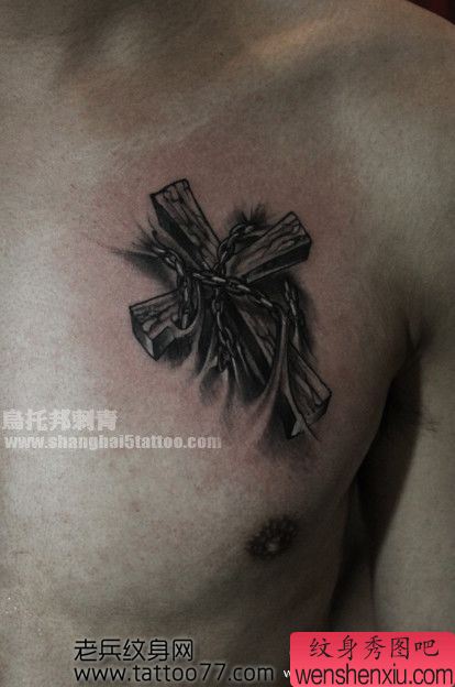 胸部经典流行的十字架纹身图案