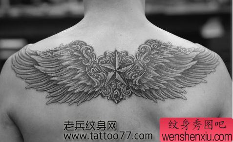 经典流行的背部翅膀纹身图案