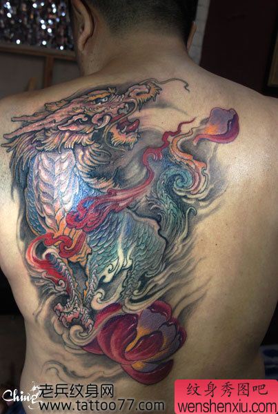 一幅霸气的背部麒麟纹身图案