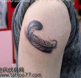 手臂好看唯美的羽毛纹身图案
