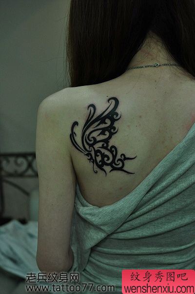 美女肩部精美好看的图腾蝴蝶纹身图案