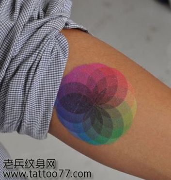 手臂另类经典的彩色图腾纹身图案
