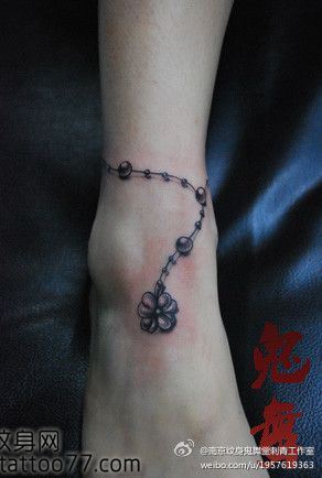 美女脚部流行时尚的脚链纹身图案