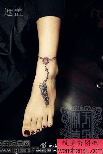 美女脚部时尚经典的羽毛脚链纹身图案