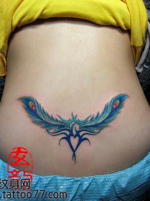 美女腰部流行好看的羽毛腰花纹身图案
