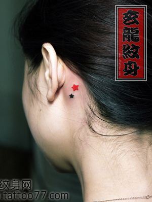 美女耳部五角星纹身图案