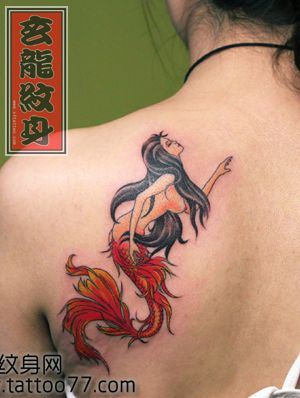 美女背部流行性感的美人鱼纹身图案