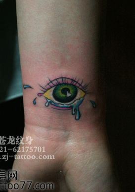 手腕流行另类的眼睛纹身图案