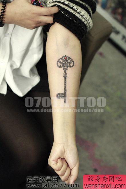 手臂经典时尚的钥匙纹身图案