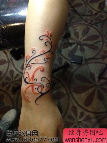 精美流行的手臂藤蔓纹身图案