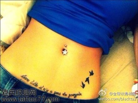 美女腹部流行的字母小鸟纹身图案