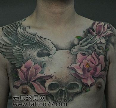 一幅胸部匪气的骷髅翅膀纹身图案