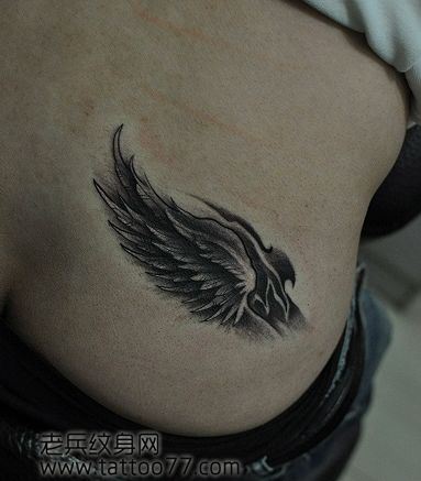 腰部经典时尚的翅膀纹身图案