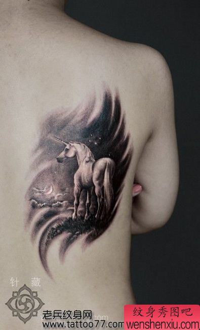 背部流行经典的独角兽纹身图案