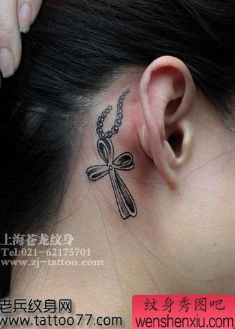 美女耳部十字架吊链纹身图案