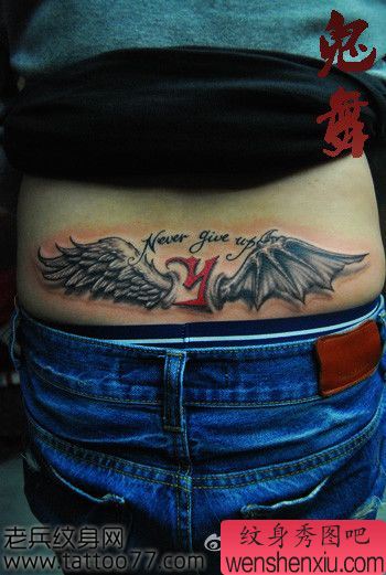 精美流行的腰部翅膀字母纹身图案