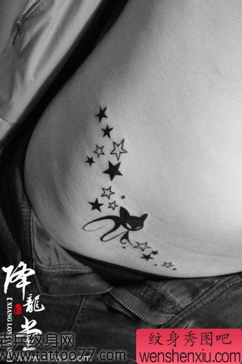 美女腹部流行的图腾猫咪五角星纹身图案