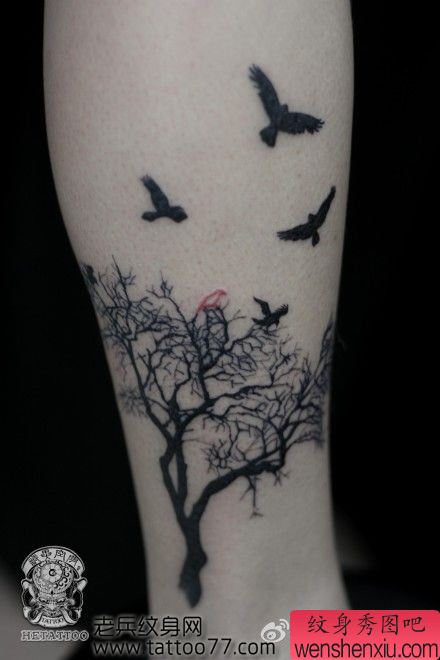腿部经典时尚的图腾树小鸟纹身图案