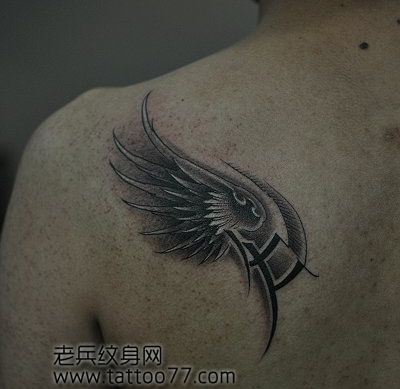 背部精美流行的翅膀纹身图案