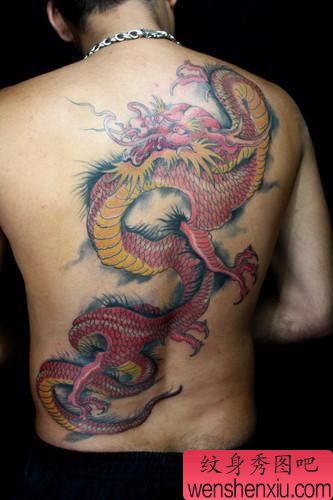 背部时尚帅气的龙纹身图案