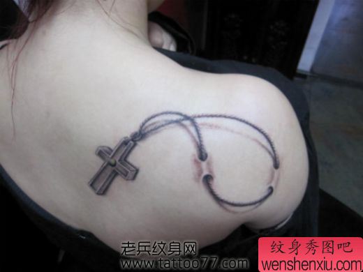 美女肩部唯美好看的十字架吊链纹身图案