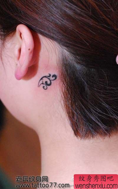 美女颈部精美小巧的图腾纹身图案